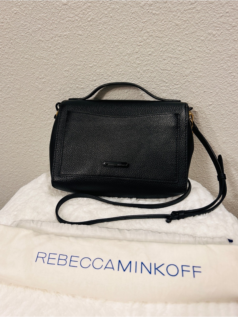 Rebecca Minkoff Black Pebbled Leather Crossbody with Gold Chain & Dust Bag New - Picture 2 of 9